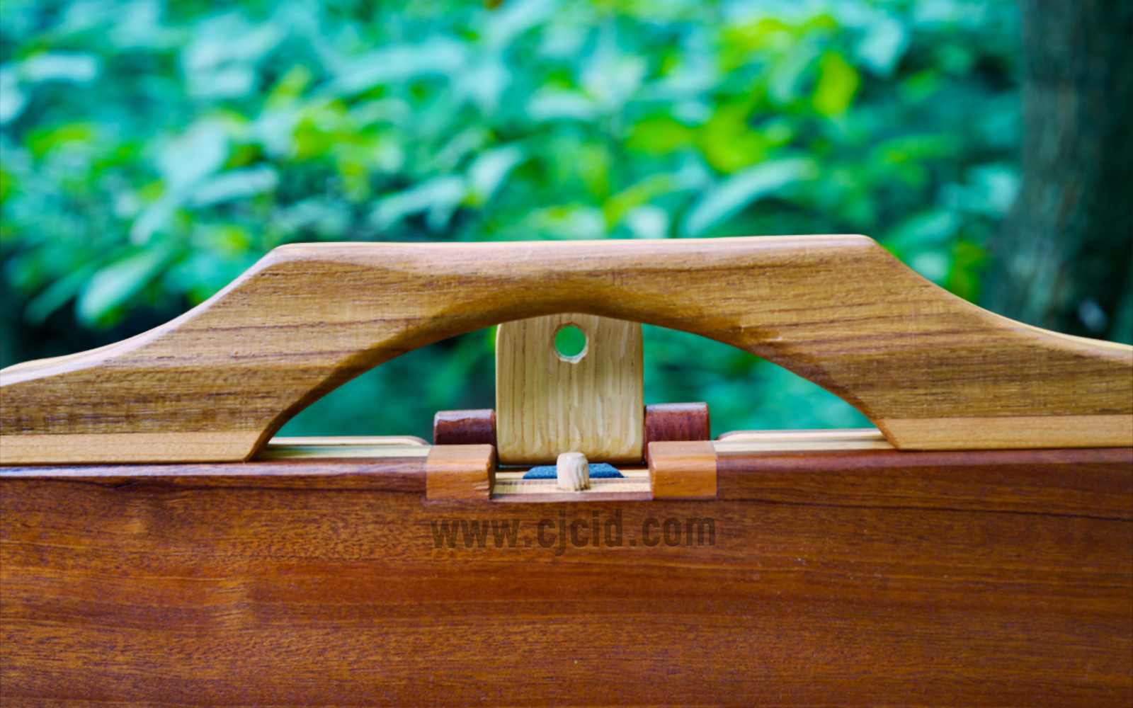 Behind view of the latch in release position, of the handcrafted solid wood attaché case for the 15″ Apple MacBook Pro