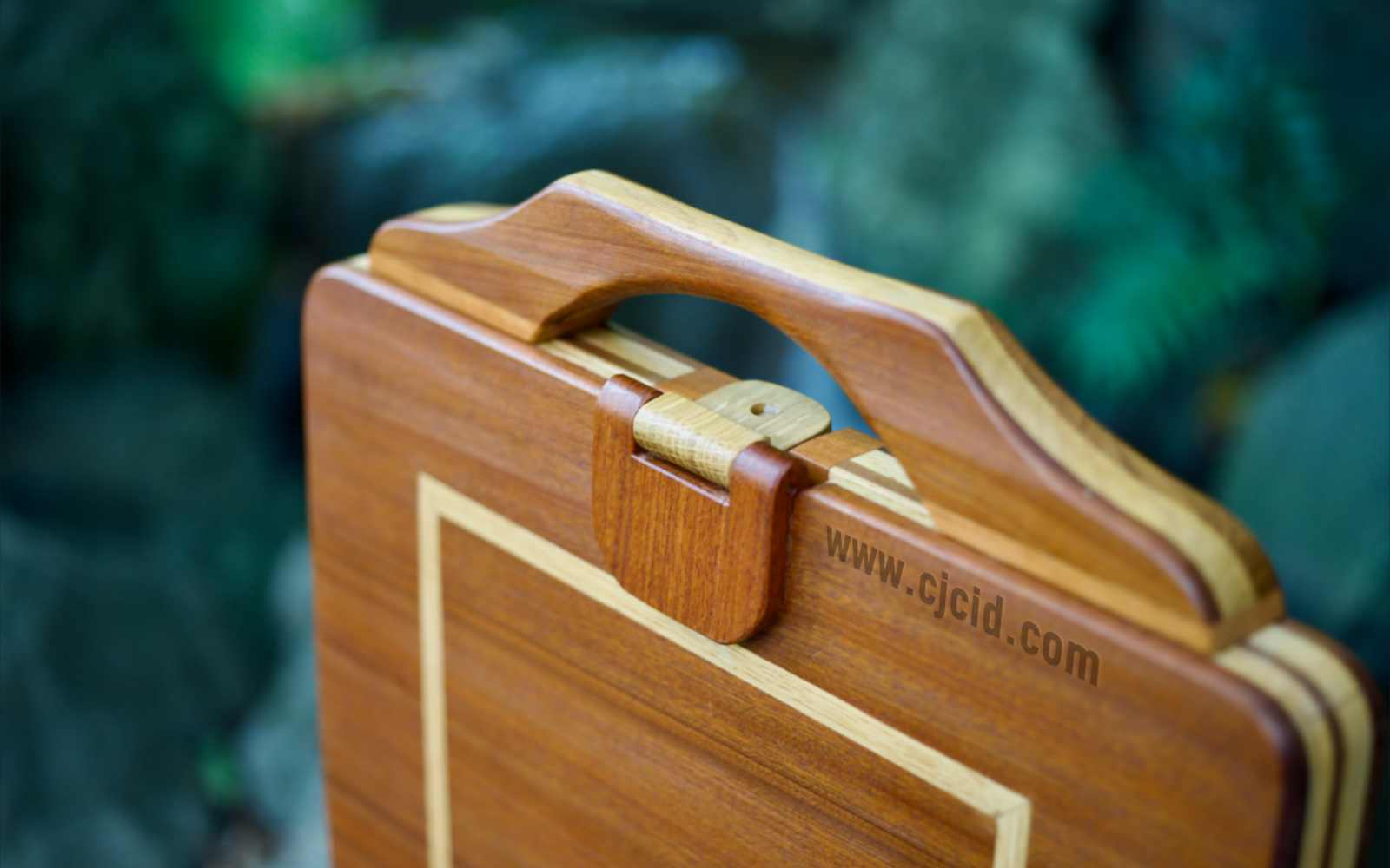 Top–front view of the latch in secure position of the handcrafted solid wood attaché case for the 15″ Apple MacBook Pro