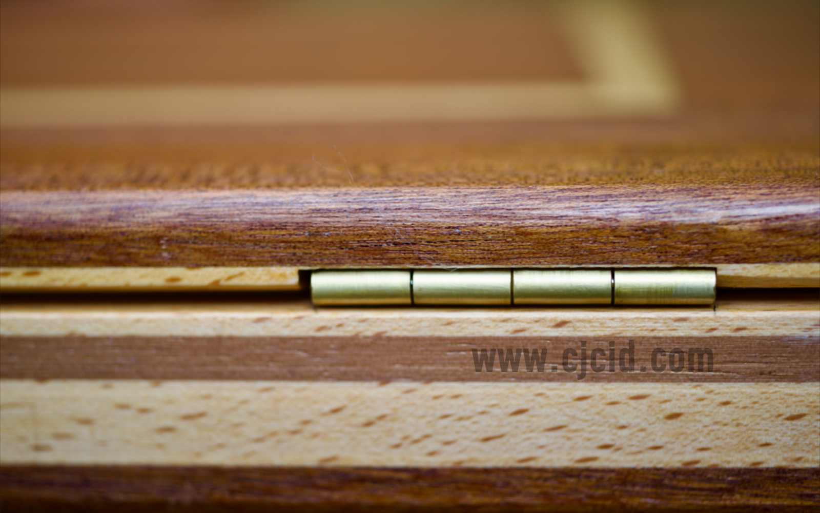 Detail view of the hinge of the handcrafted solid wood attaché case for the 15″ Apple MacBook Pro