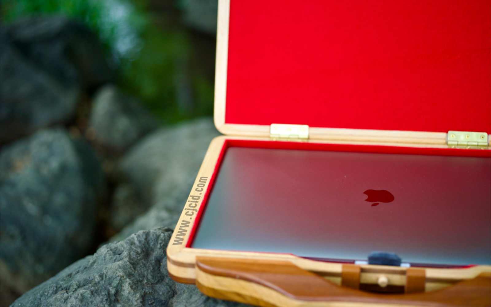 Open lid view with the laptop inside, of the handcrafted solid wood attaché case for the 15″ Apple MacBook Pro