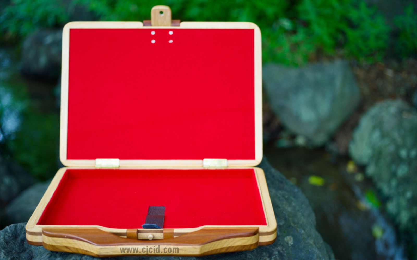 Front view with the lid open of the handcrafted solid wood attaché case for the 15″ Apple MacBook Pro