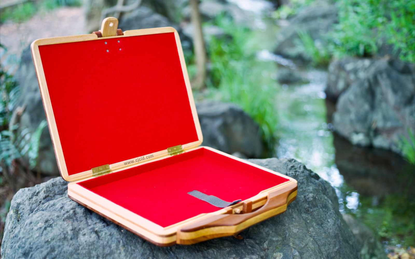 Front view with the lid open of the handcrafted solid wood attaché case for the 15″ Apple MacBook Pro