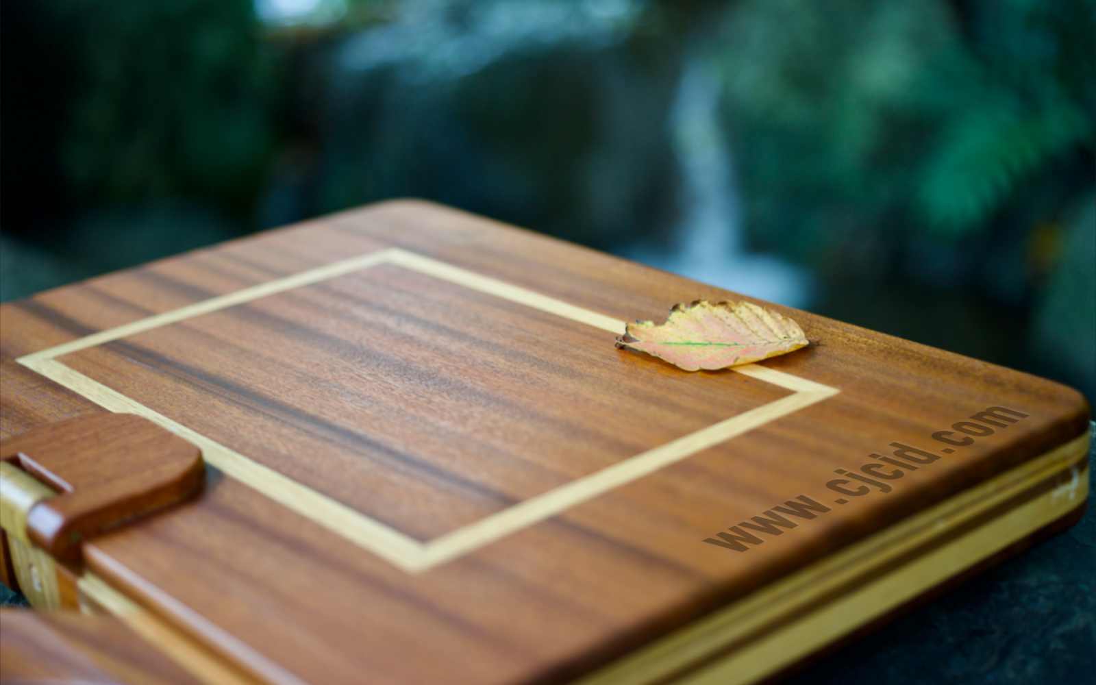 Top–front detail view of the handcrafted solid wood attaché case for the 15″ Apple MacBook Pro