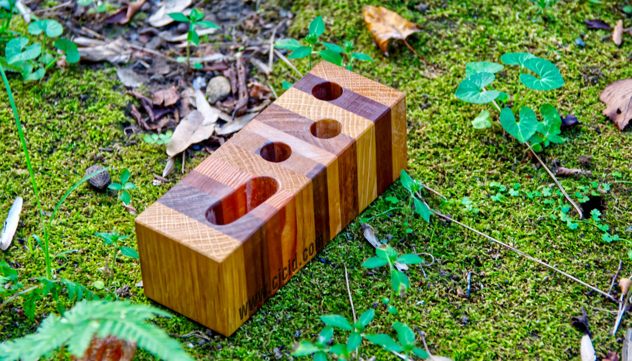 Alternative front–top view of the handmade wooden pen holder “CJ Triplet Cuboid”